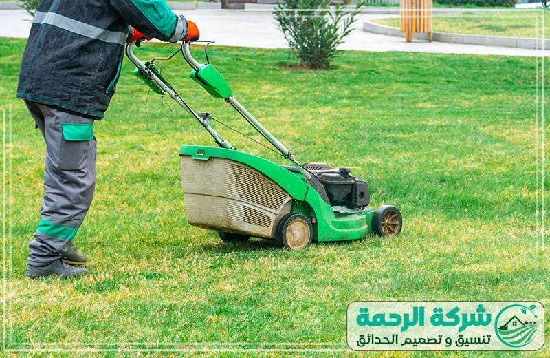 تنسيق حدائق بيشة الجنوب جز العشب والعناية بالحدائق 0559460943 شركة الرحمة متخصص في تنسيق حدائق بيشة الجنوب يقوم باستخدام ماكينة جز العشب لقص الحشائش بدقة