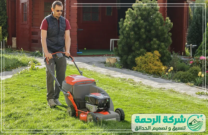 شركة تنسيق حدائق بيشة الجنوب العناية بالمساحات الخضراء 0559460943 شركة الرحمة متخصص من شركة الرحمة يستخدم آلة جز العشب لتنظيف وتنسيق المساحات الخضراء في الحديقة