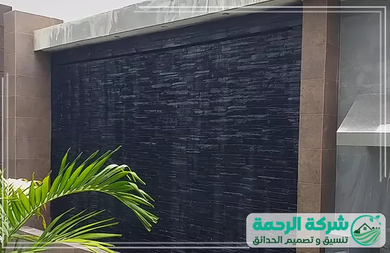 شركة تصميم نوافير وشلالات في عرعر 0559460943 الرحمة يعمل الفني على تصميم شلالات حديثة تناسب المساحات المختلفة وتمنح الحديقة مظهراً هادئاً ومريحاً.