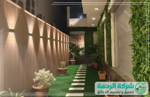 تركيب مظلات وحدائق بالرياض 0559460943 شركة الرحمة جانب من ممر خارجي يحتوي على مجموعة من أحواض الزرع المبنية بتصميم رخامي أسود وأبيض، مصفوفة بشكل متكرر على طول الجدار