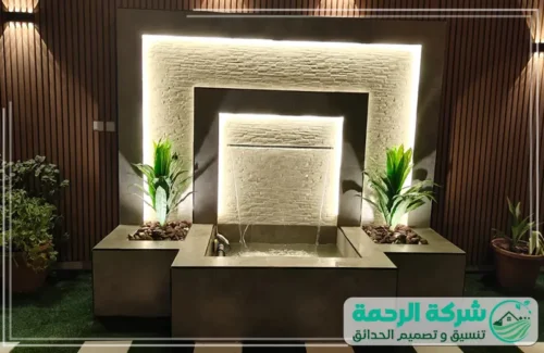 أفكار تنسيق حدائق بالرياض 0559460943 الرحمة ملحق خارجي أو "مجلس" مصمم بالكامل من الزجاج الشفاف مع إطار أسود عصري، يقع وسط مساحة من العشب الصناعي