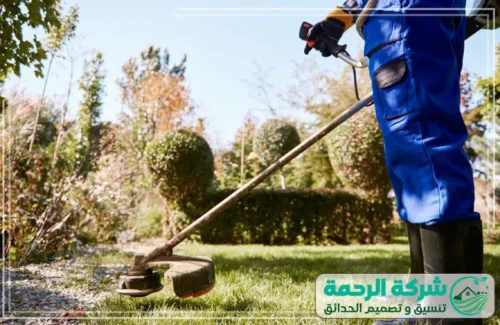 تنسيق حدائق منازل صغيرة بمكه 0559460943 الرحمة استخدام أدوات احترافية لقص وتنسيق أطراف العشب بدقة.