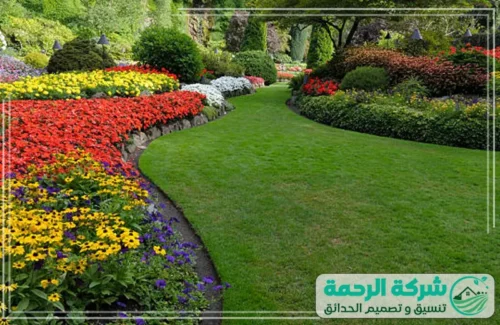 أفكار تنسيق حدائق بمكه 0559460943 شركة الرحمة ممر عشبي ساحر تحيط به زهور ملونة منسقة بشكل احترافي.