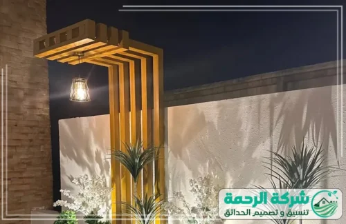 ديكورات الحدائق في أبها 0559460943 شركة الرحمة زاوية فنية تعتمد على الهيكل الخشبي القائم بزاوية قائمة، مع وحدة إضاءة متدلية
