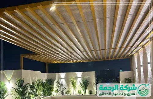 تصميم حدائق بأفكار جديدة في أبها 0559460943 شركة الرحمة سقف خشبي مودرن بتصميم "الشرائح" يسمح بمرور الضوء بشكل جمالي