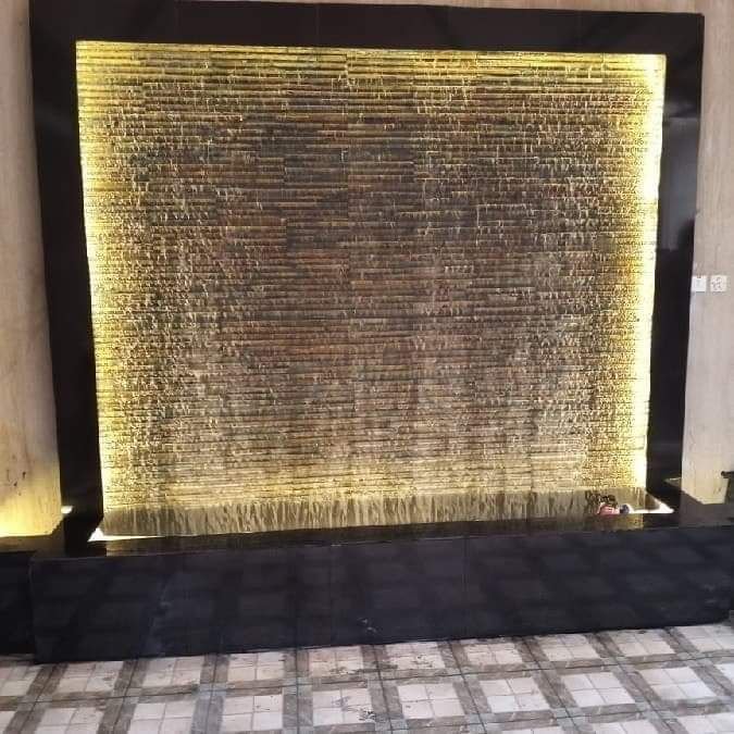 شلال بيصب علي بدنه القالب حجر طبيعي