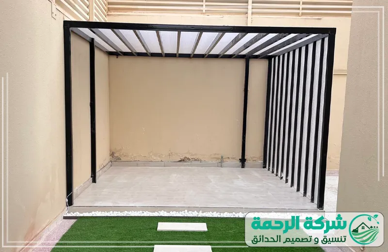 تركيب انجيلة صناعية بجدة 0559460943 شركة الرحمة مدخل لأحد المنازل بالعشب الصناعي