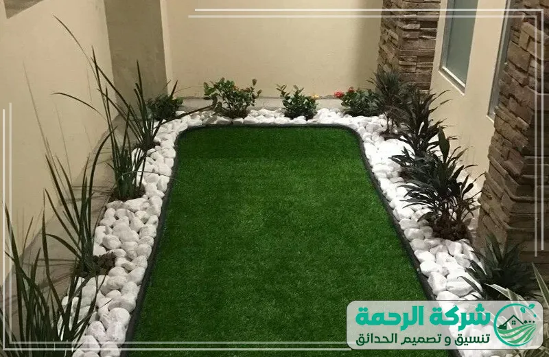 عشب صناعي للحدائق بجدة 0559460943 شركة الرحمة مظهر لحديقة منزلية صغيرة مزينة بالعشب الصناعي
