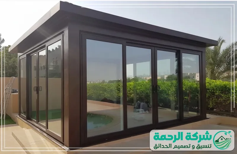 تصميم بلكونات زجاجية بجدة من شركة الرحمة بأفكار عصرية وجودة عالية لمظهر أنيق ومريح.