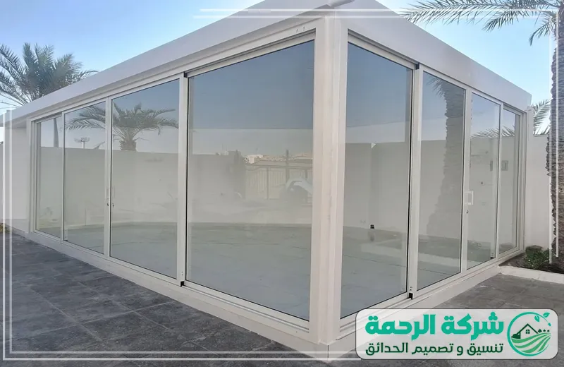 نوفر غرف زجاجية جاهزة بجدة من شركة الرحمة بتصاميم عصرية وجودة عالية تناسب منزلك.