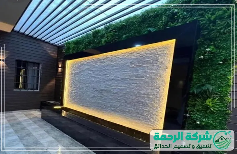 حديقة أنيقة مزودة بشلال منزلي مصمم بأفضل المواد ليضفي جمالاً وهدوءاً طبيعيًا متكاملًا.