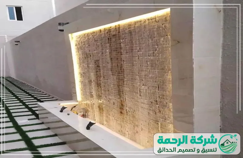 حديقة ساحرة مع شلالات مياه مصممة بدقة تضيف جمالًا وهدوءًا طبيعيًا للمكان.