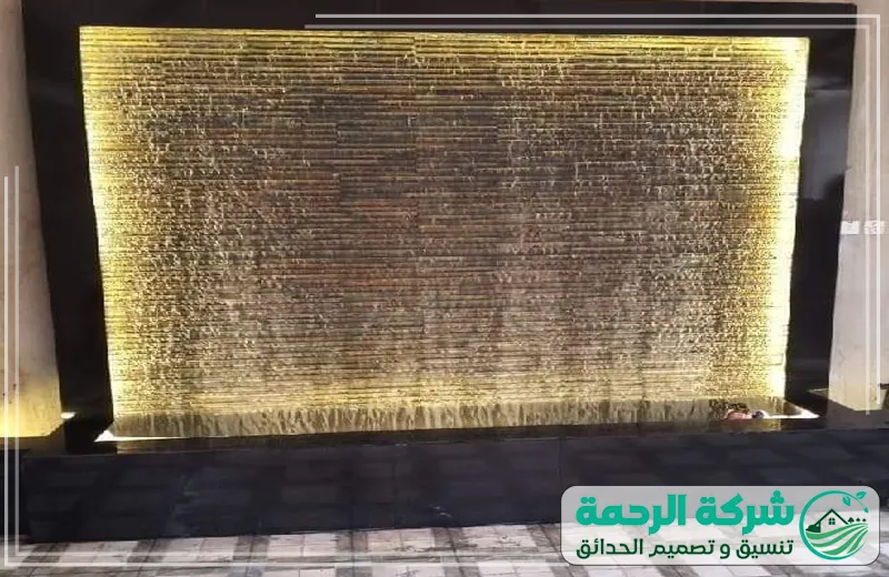 حديقة منزلية هادئة تحتوي شلالات صغيرة تضيف لمسة جمال وراحة طبيعية للمكان.