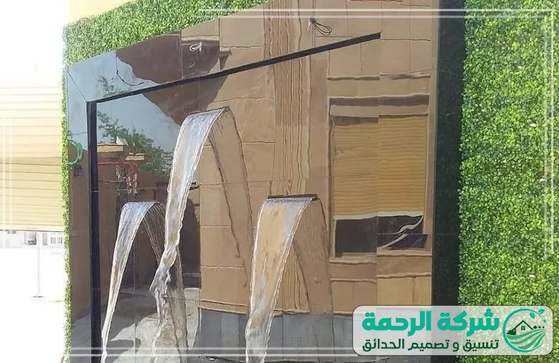 حديقة رائعة مزودة بشلالات خارجية تضفي جمالًا وحيوية طبيعية جذابة للمكان.