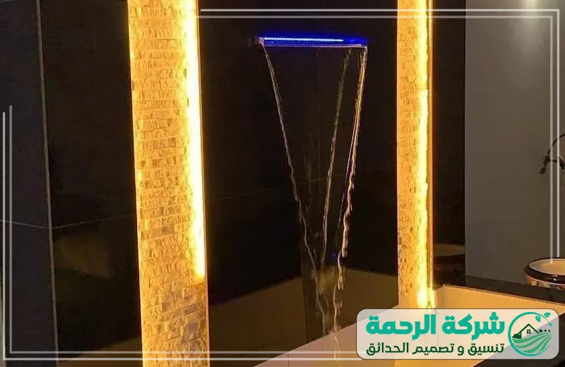 حديقة أنيقة مزودة بشلال صناعي جداري يضفي لمسة عصرية وجمالًا هادئًا على المكان.