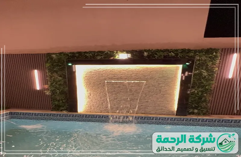 حديقة مميزة تحتوي تصميم شلالات عند المسبح تضيف أناقة وحركة مياه جذابة للمكان.