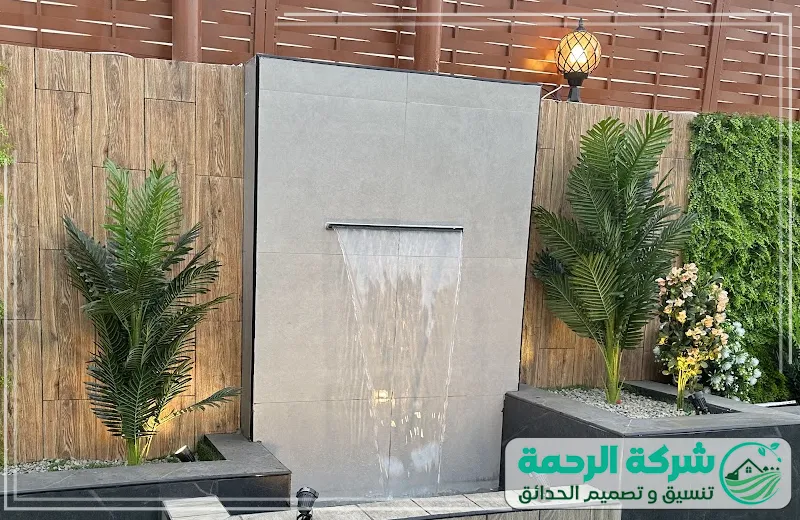 حديقة ساحرة مع شلالات مضاءة بـLED تضيف جمالًا ليليًا وأناقة مميزة للمكان.