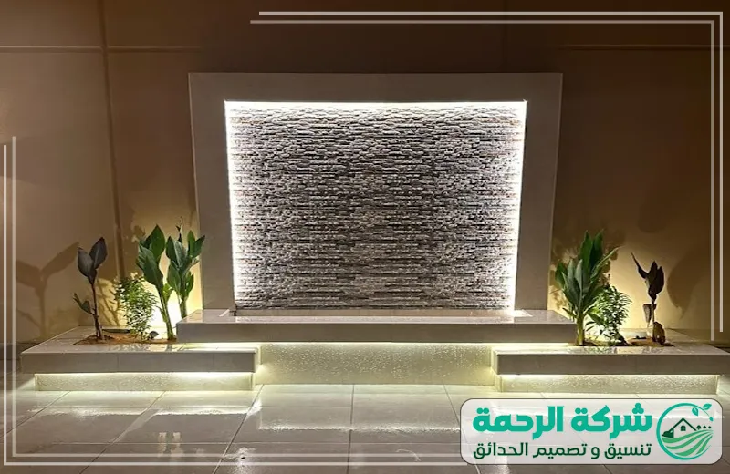 حديقة فخمة مزينة بشلالات مياه للفلل بأفضل جودة تضيف جمالاً وروعة للمنظر الطبيعي.