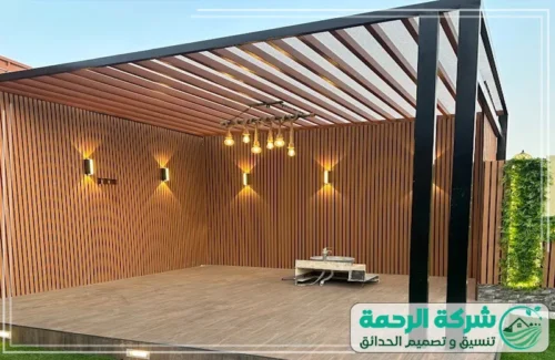 تركيب بديل الخشب على باب في جدة 0559460943 شركة الرحمة تصميم مظلّة (برجولا) خارجية متكاملة وعصرية، حيث تم استخدام بديل الخشب لتغطية جدارين عموديين بلون بني