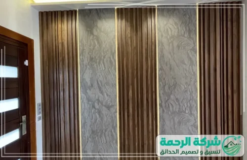 تركيب بديل الخشب على الجدار في جدة 0559460943 الرحمة تصميم جداري داخلي يجمع بين الأناقة والفخامة، حيث تبرز الألواح العمودية الداكنة التي تحاكي الخشب