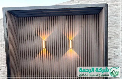 تكلفة تركيب بديل الخشب في جدة 0559460943 شركة الرحمة تصميم جدار خارجي محصور داخل هيكل مظلّة أو كابينة، باستخدام ألواح بديل الخشب العمودية بلون بني داكن.