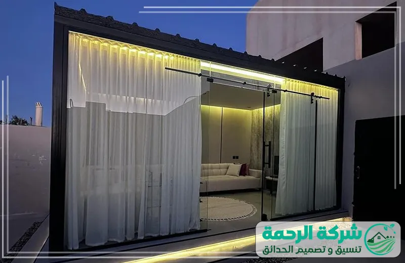 غرف خارجية زجاجية بمكة 0559460943 الرحمة يقوم الفني بتركيب غرف زجاجية مقاومة ومريحة، توفر جلسات خارجية مميزة لجميع العملاء.