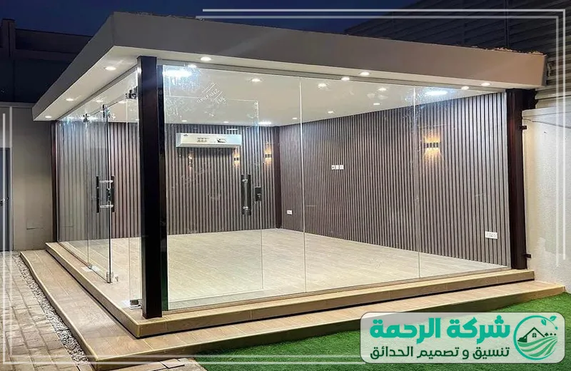 غرف قزاز في الحوش بمكة 0559460943 الرحمة يعمل الفني على تجهيز غرف زجاجية بمواصفات عالية الجودة، مع زجاج متين وإطارات قوية.