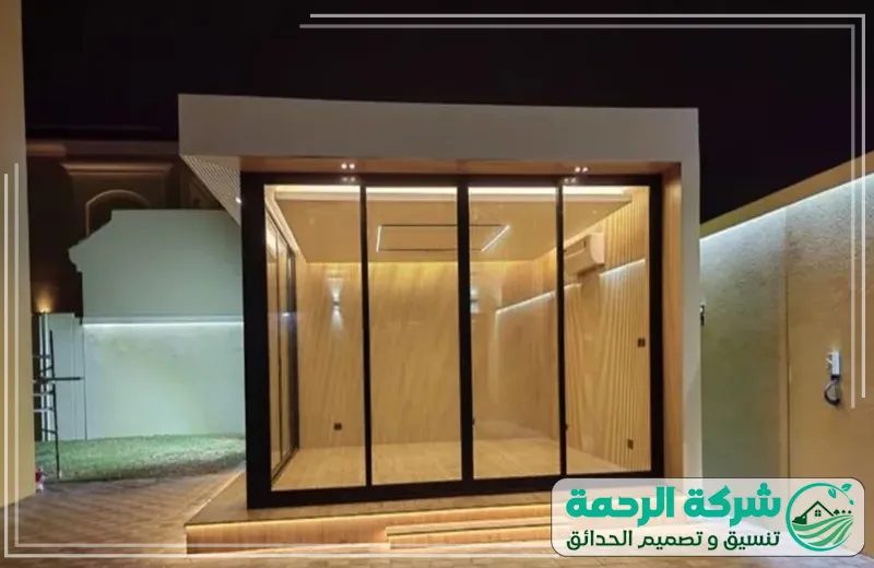 جلسات خارجية زجاجية بمكة 0559460943 الرحمة يقوم الفني بإنشاء غرف زجاجية للحدائق والأسطح، مع مراعاة الإضاءة الطبيعية والتهوية المناسبة.