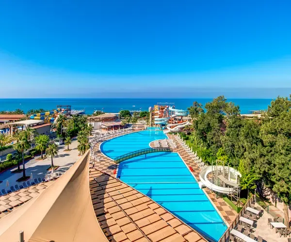 مسابح منتجعات سياحية فاخرة | تصميم مسابح المنتجعات بأحدث الأفكار