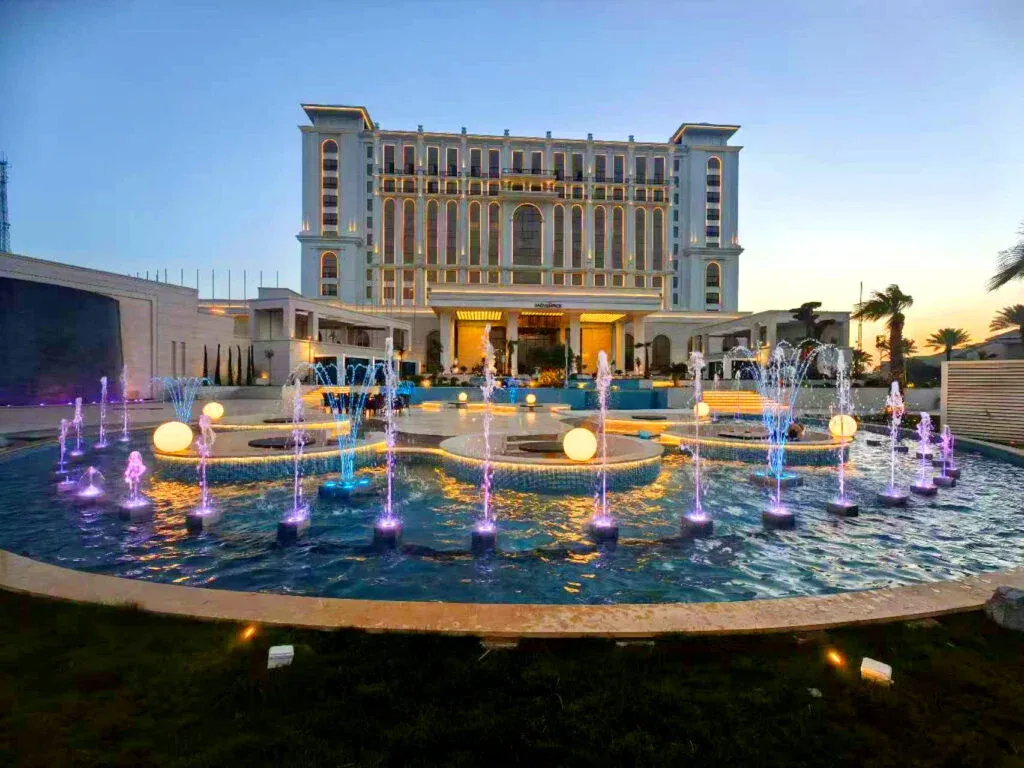 نوافير منتجعات | تصميم نوافير وشلالات فاخرة للمنتجعات السياحية