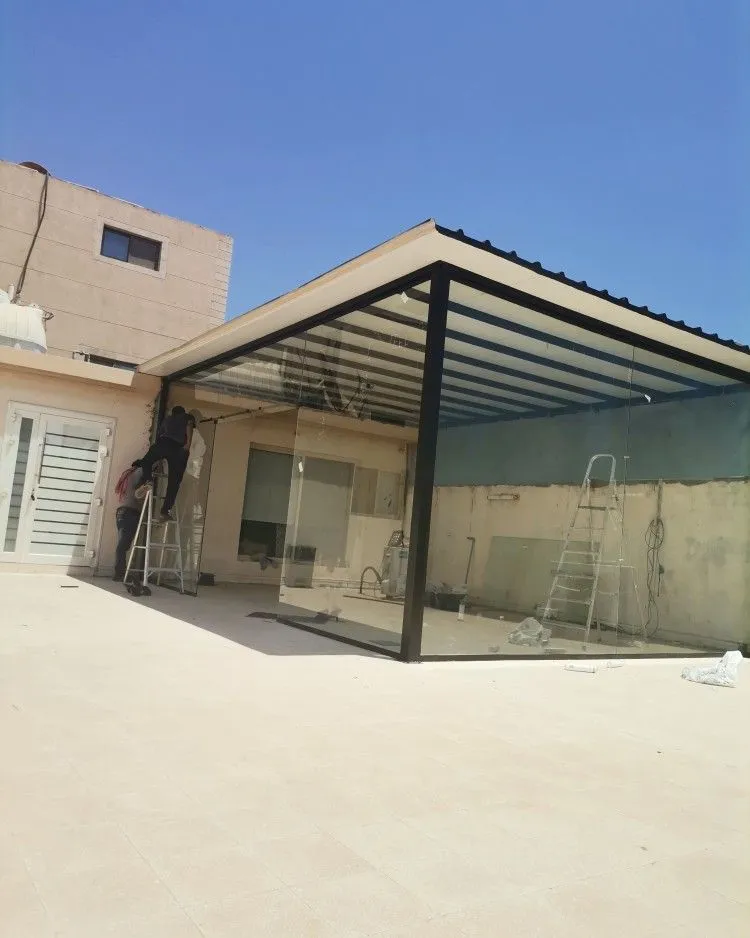 تنفيذ مجالس زجاجية جدة – حلول عصرية تجمع بين الفخامة والراحة